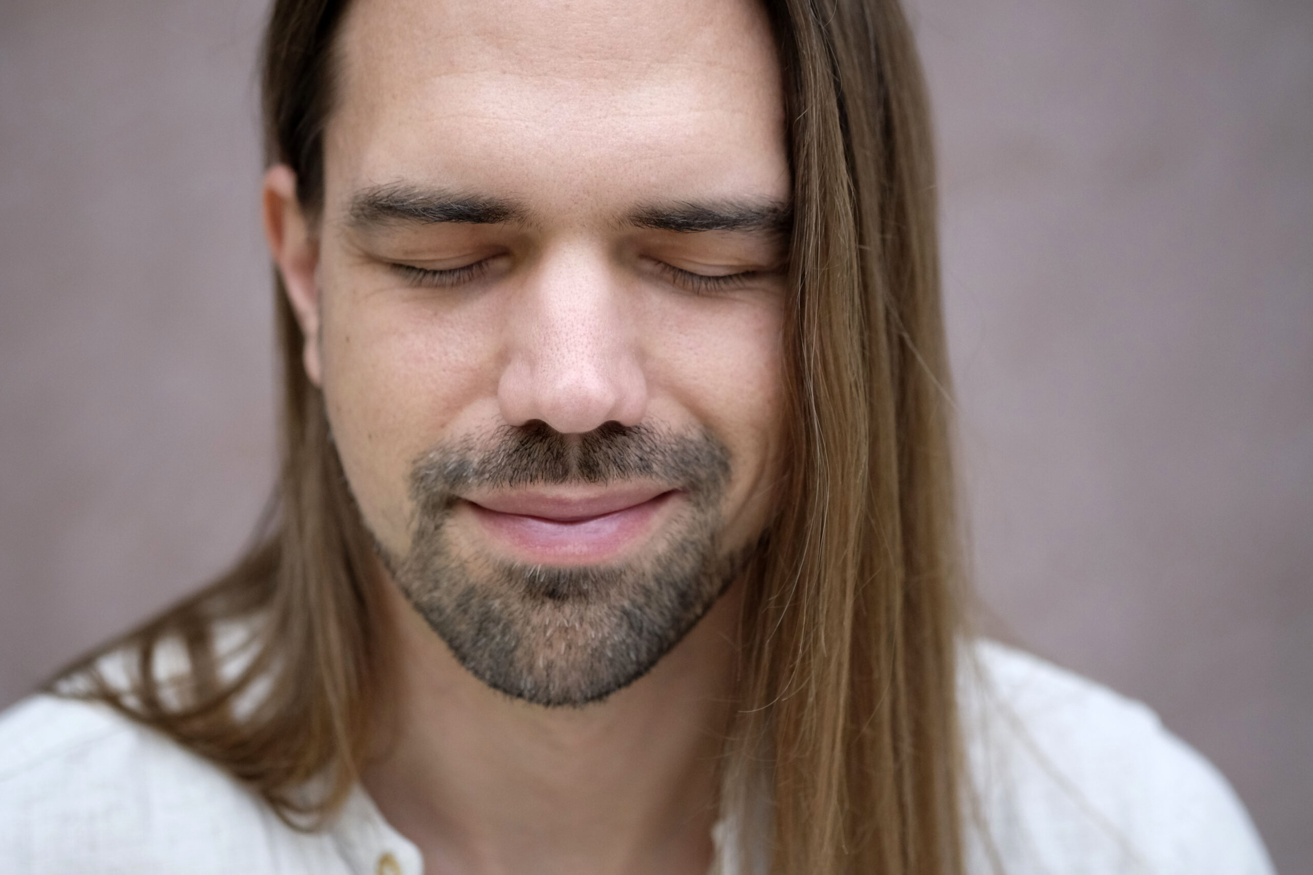 Florian mit geschlossenen Augen, ruhiger Ausdruck